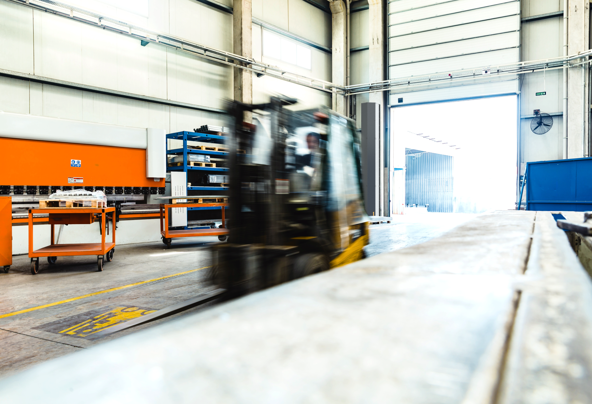 Horizontal side mounted air curtain on industrial loading dock